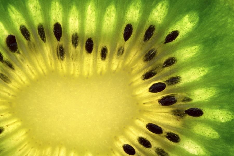 Kiwi ma działanie alkalizujące, odkwasza organizm biegacza