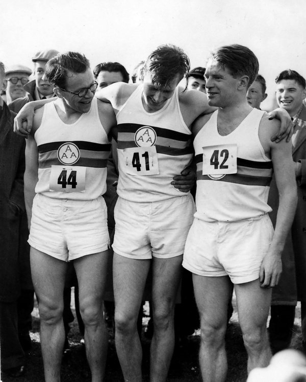 1954 rok, Roger Bannister (po środku) złamał właśnie barierę 4 minut w biegu na milę. Po prawej Chris Chataway - jego pacemaker w tym wydarzeniu. Fot. FORUM (Keystone Press Agency)