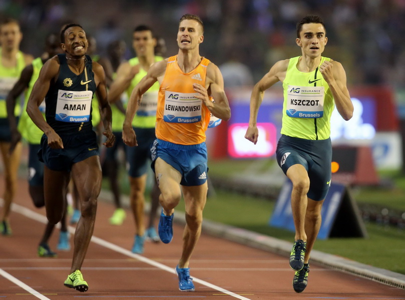 Adam Kszczot zwycięża na 1000 m podczas Mityngu Diamentowej Ligi w Brykseli. 5 września 2014. Za plecami - Lewandowski i Aman. Fot. PAP