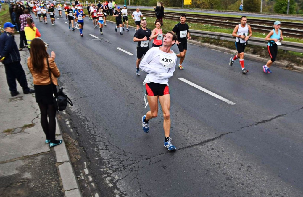 Adam Wrzecian - lubi się powygłupiać. Na zdjęciu podczas maratonu w Poznaniu. Fot. Archiwum Adama Wrzeciana