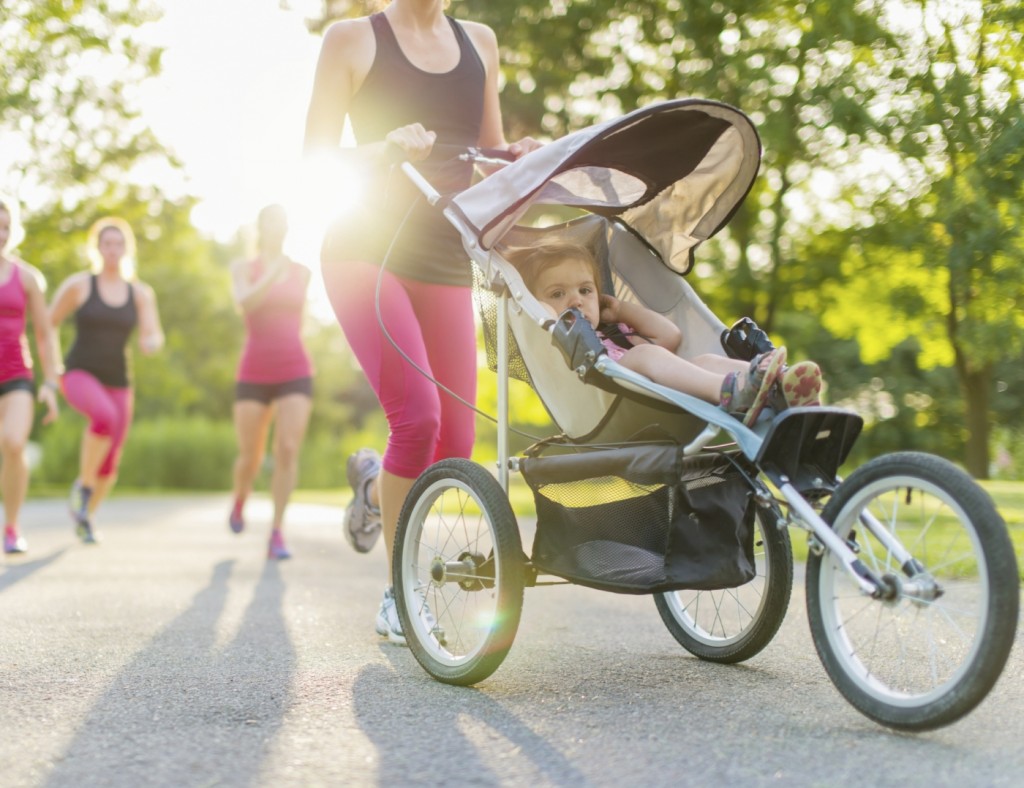 Bieganie z wózkiem, bieganie z dzieckiem, jogger fot. istockphoto