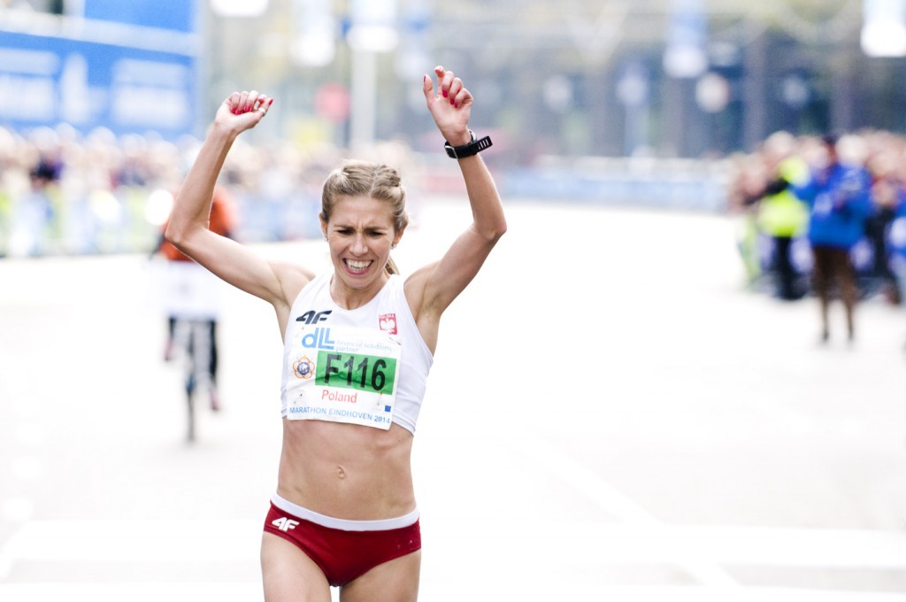 Iwona Lewandowska. Na zdjęciu wbiega na metę maratonu w Eindhoven jako pierwsza kobieta. Fot. Barbara Kerkhof