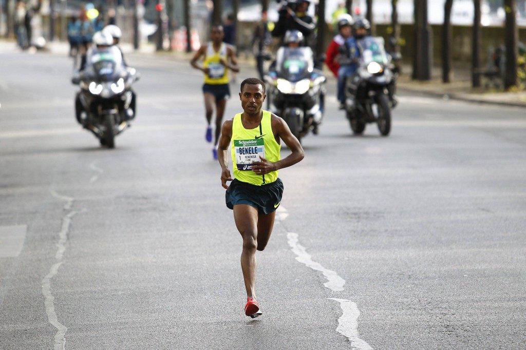 Kenenisa Bekele podczas swojego maratońskiego debiutu w Paryżu w 2014 roku. Fot. PAP/Panoramic