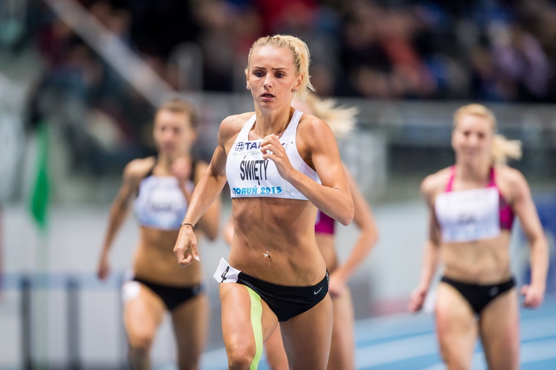 Toruń, 03.02.2015. Polka Justyna Święty w biegu na 400 m podczas 1. międzynarodowego halowego mityngu lekkoatletycznego Copernicus Cup w Toruniu, 3 bm. (gj) PAP/Tytus Żmijewski