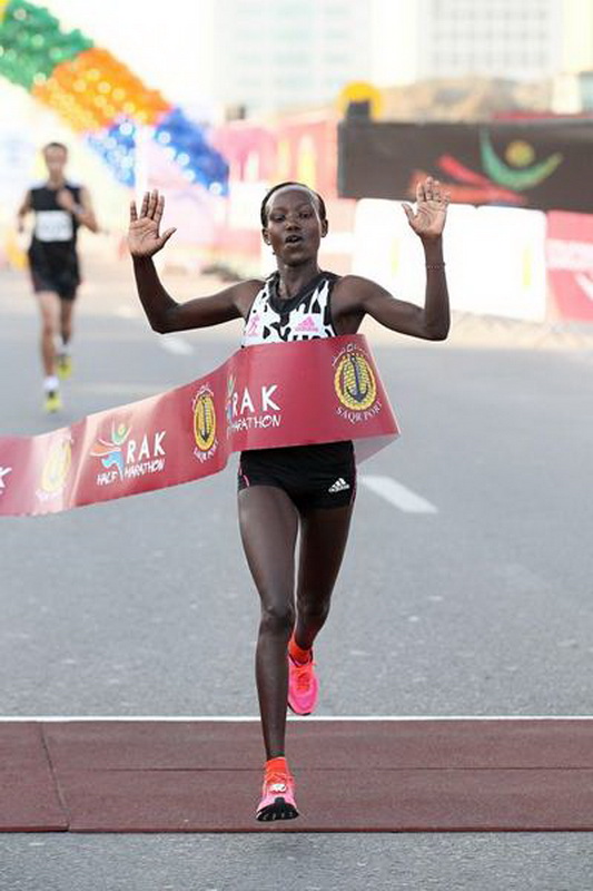 Mary Keitany w RAK Half Marathon w 2015 r. Tym razem na metę przybiegła druga.