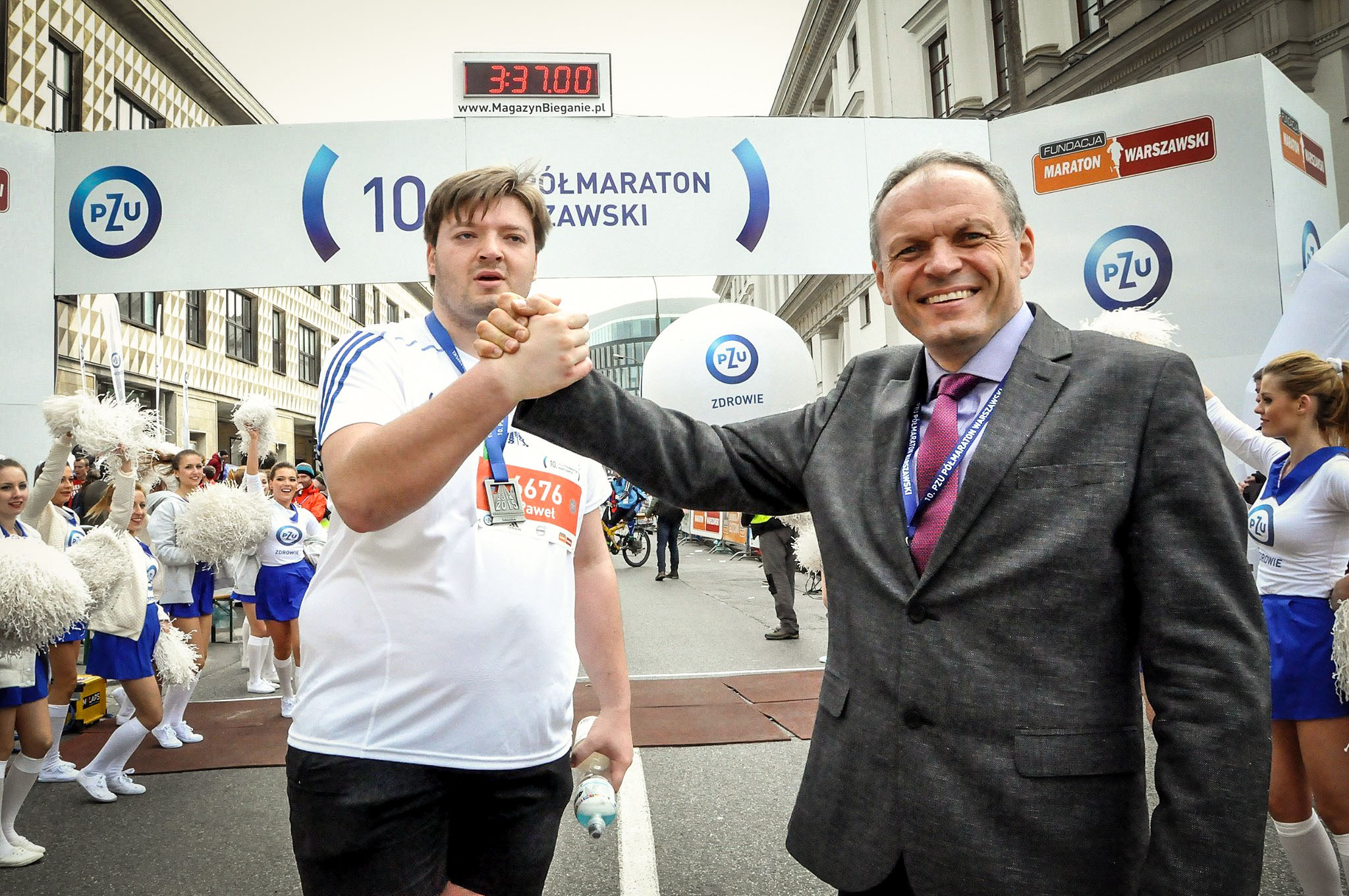 Paweł Kostecki - oztatni zawodnik na mecie 10 PZU Półmaratonu Warszawskiego-2