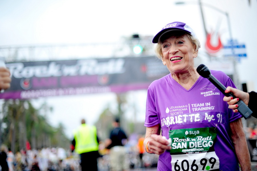 Harriette Thompson - 92-letnia maratonka, najstarsza na świecie podczas maratonu w San Diegio. Fot. Getty Images