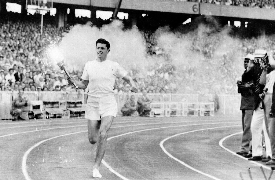 Ron Clarke ze zniczem olimpijskim podczas Igrzysk w Melbourne. Fot. Getty Images