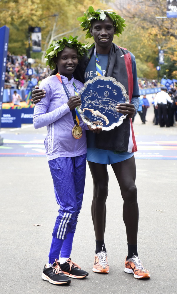 epa05006454 Mary Keitany (L), of Kenya, and Stanley Biwott (R), of Kenya, pose at the finish line after they both finished in first place in the 2015 New York City Marathon in New York, New York, USA, 01 November 2015.  EPA/JUSTIN LANE  Dostawca: PAP/EPA.