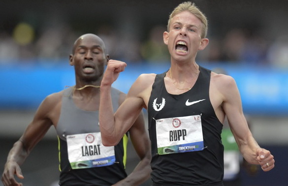 epa03287316 Galen Rupp (R) reacts after crossing the finish ahead of Bernard Lagat (L) to win the men's 5000 meter final at the 2012 Olympic trials in Eugene, Oregon, USA, 28 June 2012. EPA/LARRY W. SMITH Dostawca: PAP/EPA.