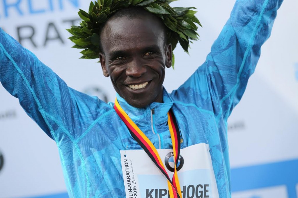 STRASSE DES 17 JUNI, BERLIN, GERMANY - 2015/09/27: Eliud Kipchoge celebrates his victory during 42nd Berlin Marathon. (Photo by Simone Kuhlmey/Pacific Press/LightRocket via Getty Images)