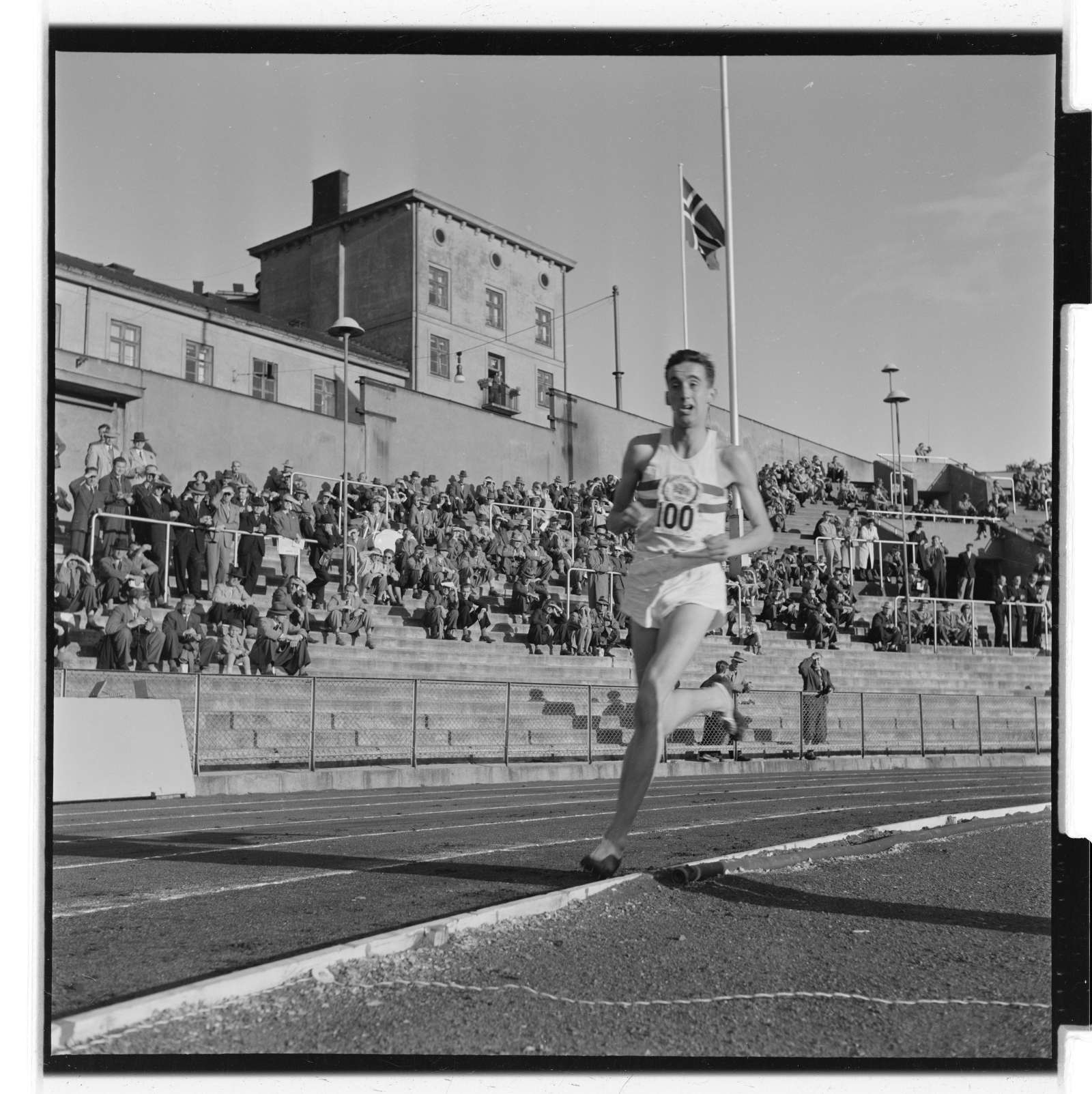 Friidrett, Bislet (Oslo-lekene). NÅ nr. 20, 1953. A: Sverre Strandli, slegge; Imre Nemeth, slegge; Joseph Czermak, slegge; Egil Danielsen, spyd; Gordon Pirie, langdistanse; Audun Boysen, mellomdistanse (med Nielsen); Gunnar Nielsen, dansk mellomdistanseløper.B: Tabori; Ikaros; Boysen; Strandli; Danielsen