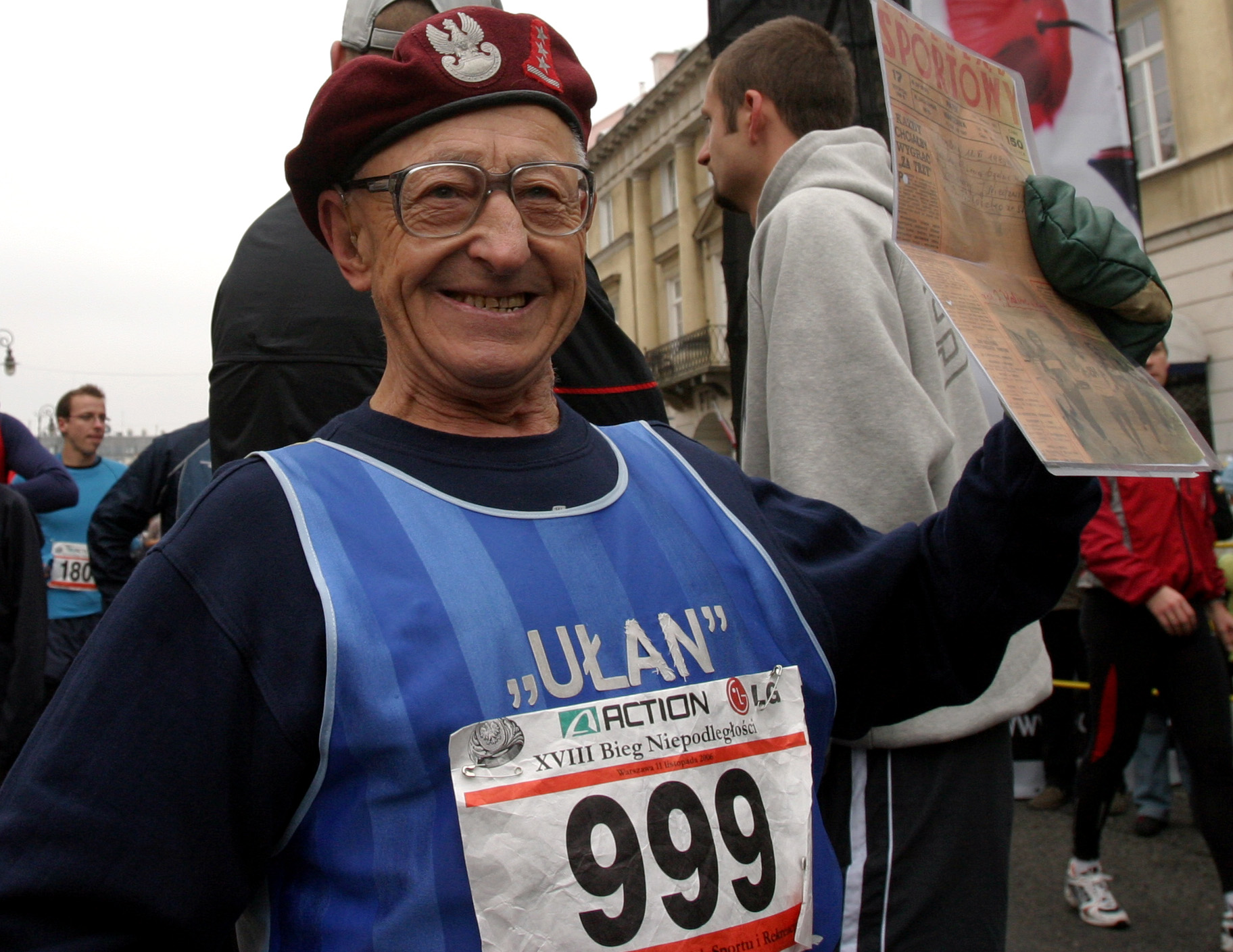 Warszawa, 2006-11-11. Bieg Niepodleg³oci w Warszawie. N/z: Jan Niedwiecki , który ma na swoim koncie ponad 100 maratonów na starcie lsz/bp PAP/Leszek Szymañski
