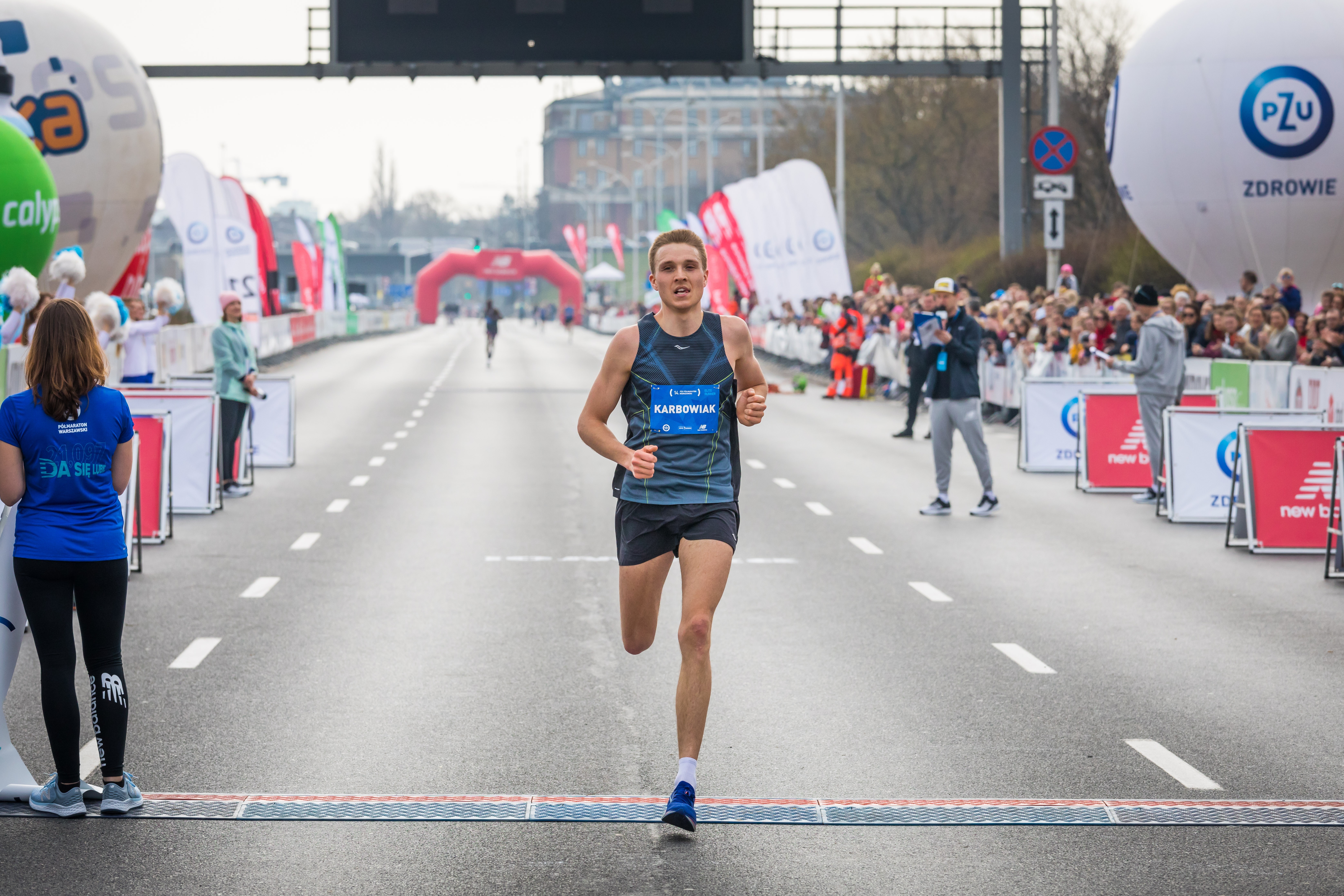 fot: Arkadiusz Ziolek/ East News. Warszawa, 14. PZU Polmaraton Warszawski 31.03.2019. n/z Meta i konaczacy bieg Kamil Karbowiak.