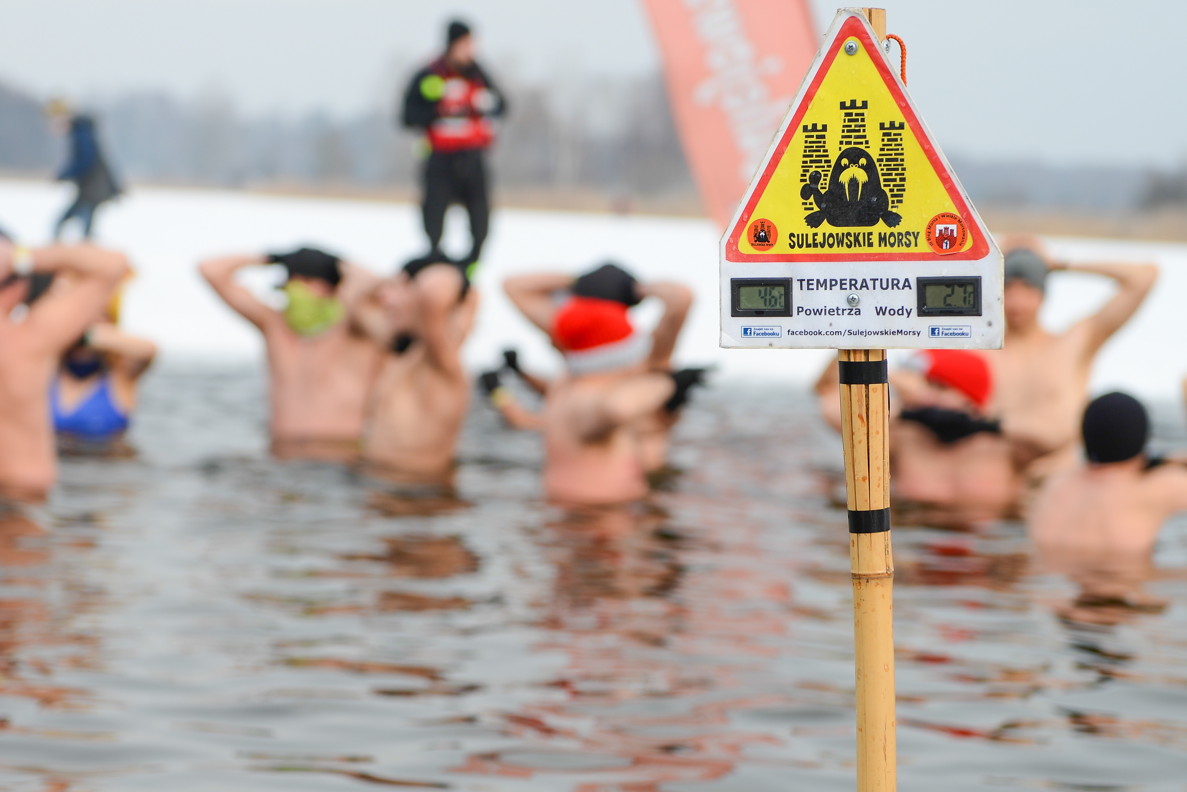 Fot. Adam Staskiewicz/East News, Piotrkow Trybunalski, 27.01.2019. Kapielisko miejskie Sloneczko. Ogromna grupa morsow w niedzielne przedpoludnie wziela udzial w III Wielkim Piotrkowskim Morsowaniu. N/Z temperatura wody, termometr